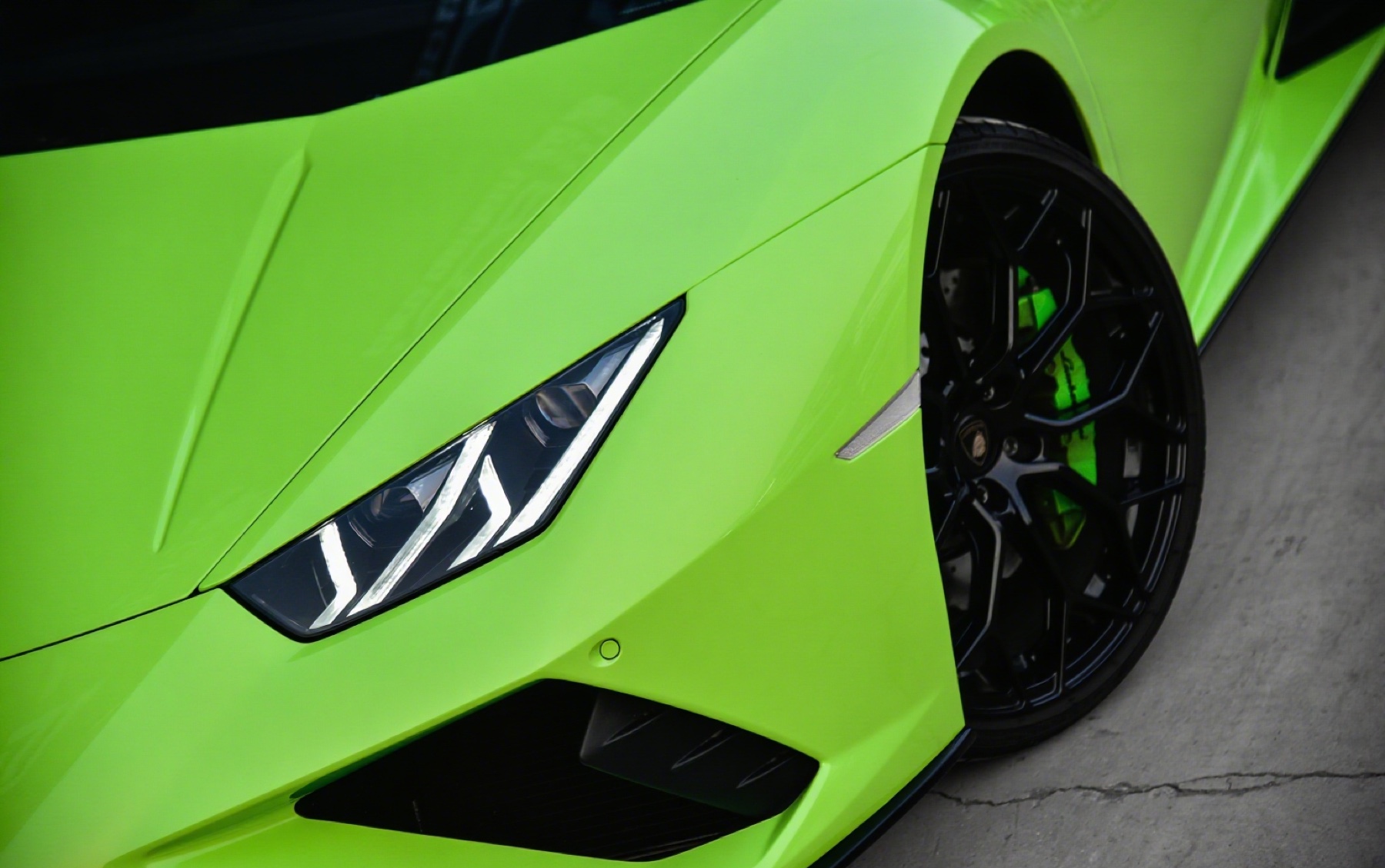 Close-up of a green Lamborghini front impact area